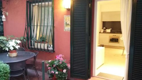 una stanza con tavolo e finestra e tavolo e porta di La Calla al Colosseo a Roma