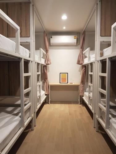 Katil dua tingkat atau katil-katil dua tingkat dalam bilik di A Day inn Ranong Hostel