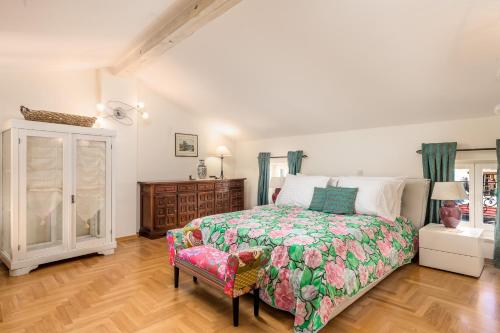 Un dormitorio con una cama y una silla dentro. en Villa Vilma, en Opatija