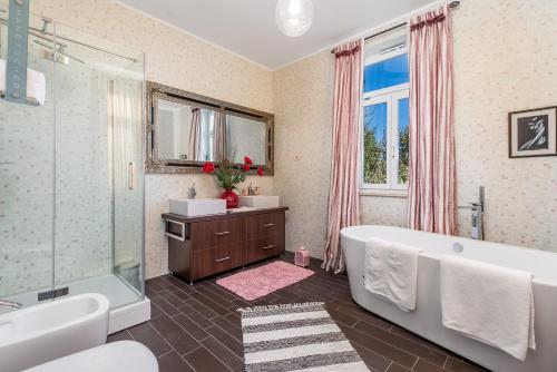 un baño con bañera y ducha en Villa Vilma, en Opatija