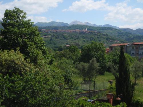a view of a forest with mountains in the background at Rose Cottage Tuscany in Fosdinovo