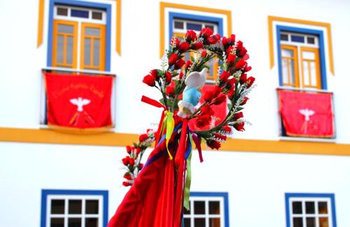 a wreath on a pole in front of a building at Pousada Villa Parahytinga in São Luiz do Paraitinga