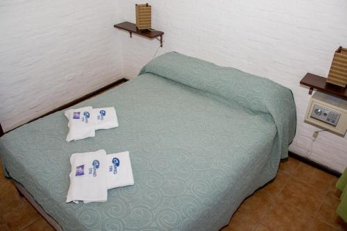 a small bed in a room with towels on it at Apart Hotel Manantiales Termal in Termas del Daymán
