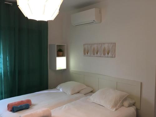 two beds sitting next to each other in a room at Estudio San Felipe in Cádiz