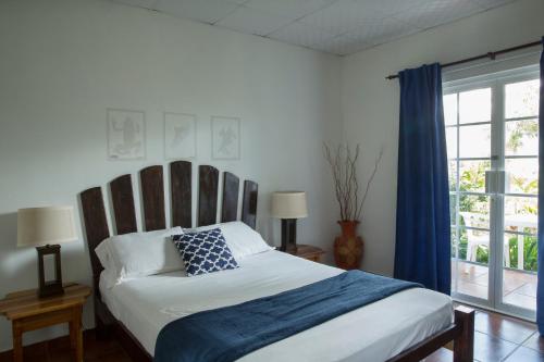 Una cama o camas en una habitación de Coffee Mountain Inn