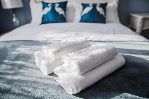 a pile of towels sitting on top of a bed at Amazing London in London