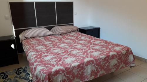 - une chambre avec un lit et une couette rouge et blanche dans l'établissement GranCanaria Sardina del Norte Beach, à Sardina