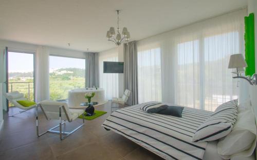 sypialnia z łóżkiem, stołem i krzesłami w obiekcie Max Luxury Suite - Servizio Spiaggia Inclusa w mieście Peschici