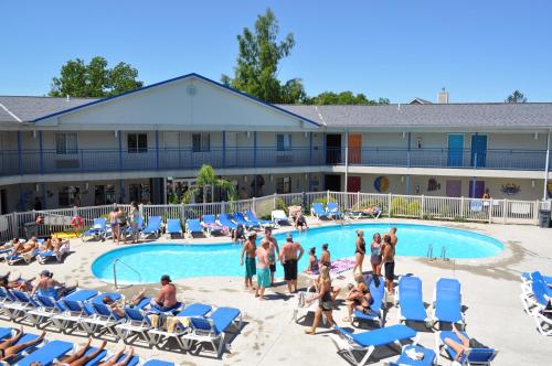 Der Swimmingpool an oder in der Nähe von Islander Inn