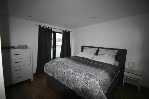 ゲルンスバッハにあるFerienwohnung Schamneのベッドルーム1室(ベッド1台、ドレッサー、窓付)