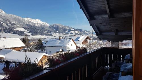 a balcony with a view of a snow covered mountain at Appartement am Hauser Kaibling in Haus im Ennstal