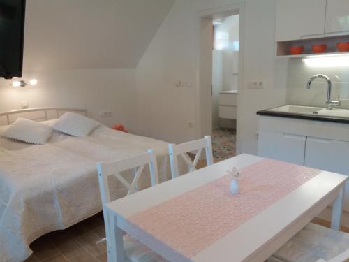 Postel nebo postele na pokoji v ubytování APARTMA BREMEC-STUDIO