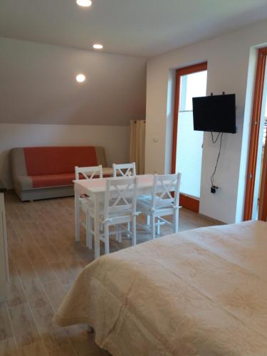 Postel nebo postele na pokoji v ubytování APARTMA BREMEC-STUDIO