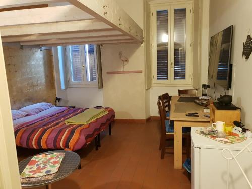 - une chambre avec un lit, un bureau et une table dans l'établissement La Casa di Daniele, à Brescia