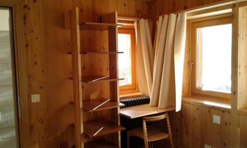 a room with a book shelf and a window at Hotelski in Verbier