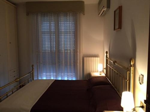 1 dormitorio con cama y ventana grande en Casa vacanze a pochi metri dal mare, en Grottammare