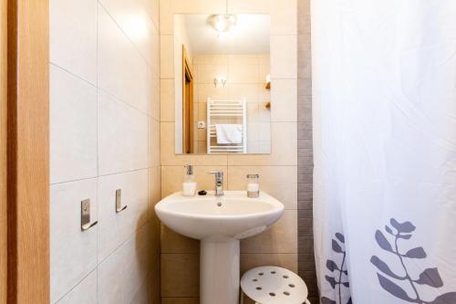 a bathroom with a sink and a mirror at 1 habitación Apartamento in Madrid