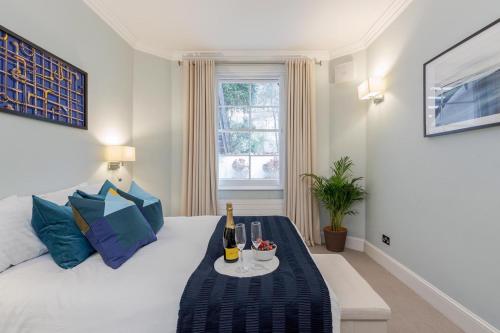 Tempat tidur dalam kamar di Luxurious Central Kensington Apartment