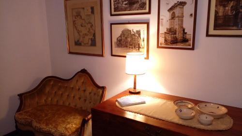 费兰迪纳Dimora San Pietro的一间卧室配有带台灯和椅子的桌子