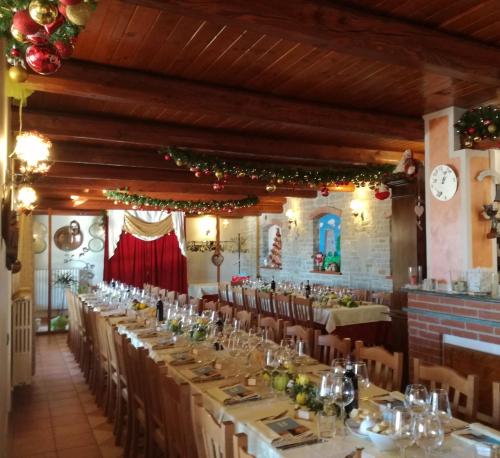 a long table in a restaurant with christmas decorations at Da Fabiana in Bossolasco