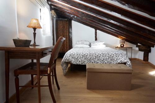 Un pat sau paturi într-o cameră la Ático duplex con terraza en puro centro, 2 a 8 pax