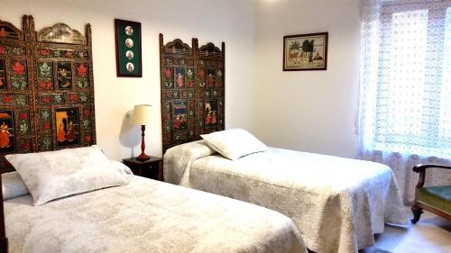 a bedroom with two beds and a window at Apartamento céntrico "Casa Belinda" in Toro