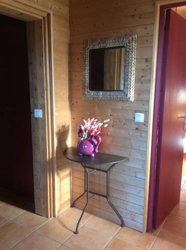 une petite table avec un vase dans une pièce dans l'établissement La Moraine, à Villard-de-Lans