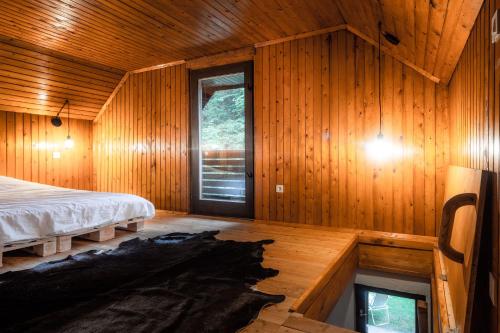 Camera in legno con letto e finestra. di Idyllic cottage in beautiful Alps a Zgornje Jezersko