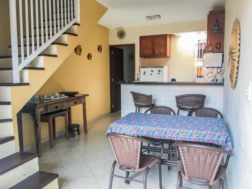 a kitchen and dining room with a table and chairs at Seo Chico Sobradinho in São Sebastião