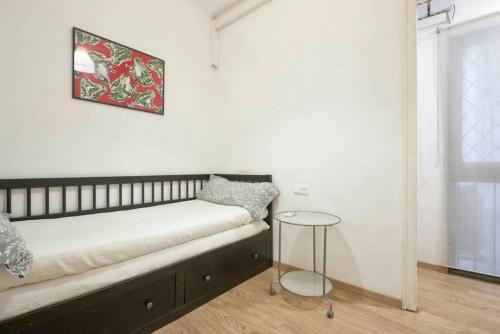Un dormitorio con una cama y una mesa. en Apartamento Noemi, en Barcelona