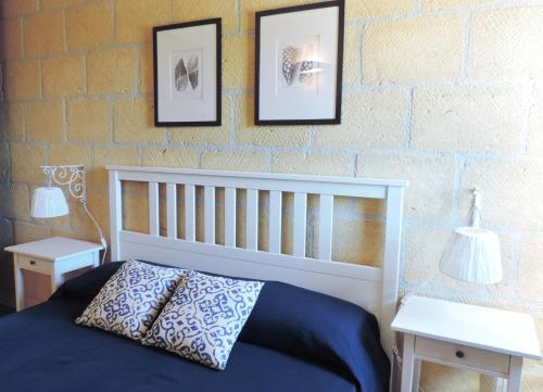 バレストラーテにある100 metri dal mareのベッドルーム1室(ベッド1台付)が備わります。壁に2枚の写真が飾られています。