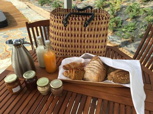 un cesto di pane e altri prodotti alimentari su un tavolo di Herdade Ribeira de Borba a Vila Viçosa
