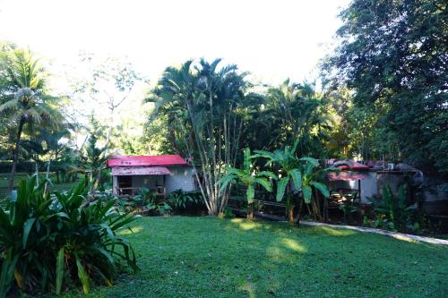 Hotel Cabañas Safariにある庭