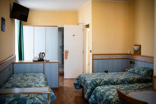 a hotel room with two beds and a kitchen at Hotel Route 9 in Cadeo