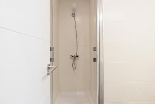un bagno con doccia e porta in vetro di LU&CIA SOHO free breakfast! a Málaga