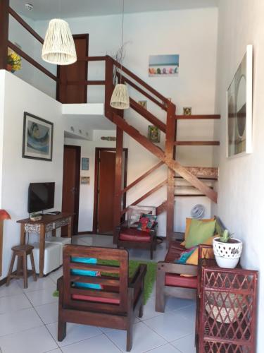 - un salon avec un escalier en colimaçon dans une maison dans l'établissement Village Acapulco - Itacimirim/BA, à Itacimirim