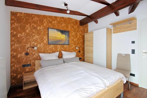 um quarto com uma grande cama branca num quarto em Ferienwohnung Lausitzer Seenland Freienhufen "Annabell" em Grossräschen
