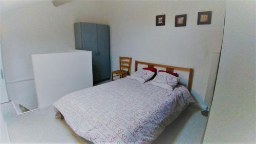 - une chambre avec un lit et 2 oreillers dans l'établissement Le Love Appartement, à Sète
