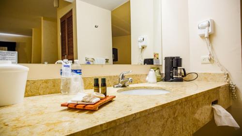 Bilik mandi di American Inn Hotel & Suites Delicias