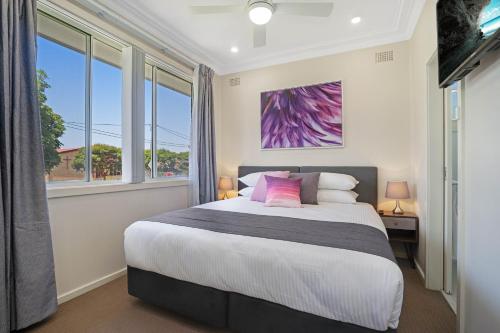 Ένα ή περισσότερα κρεβάτια σε δωμάτιο στο Mayfield Short Stay Apartments
