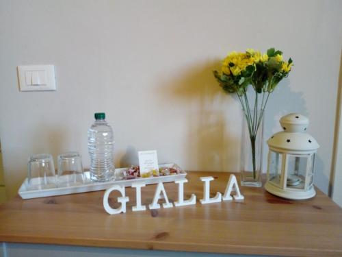 a shelf with a glass sign and a vase of flowers at Nelle Stanze Del Matese in Boiano