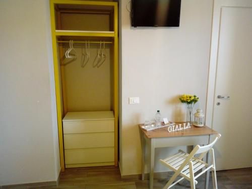 a room with a small table and a closet at Nelle Stanze Del Matese in Boiano