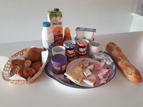 een tafel met een bord eten en brood bij gites des champs in Bouzonville