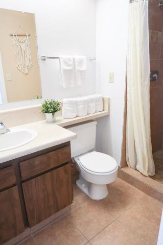 y baño con aseo, lavabo y ducha. en Bryce UpTop Lodge en Bryce Canyon