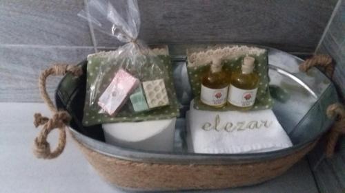 a basket with three bottles of beer in it at Elezar in Neon Oitilon
