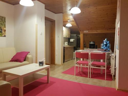 uma sala de estar com um sofá e uma mesa em Biały Domek em Szczyrk