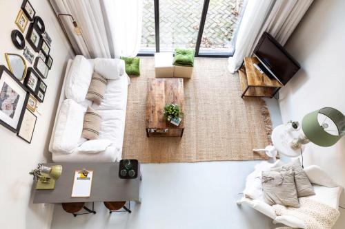 an overhead view of a living room with a couch and a table at Maison de l'Epée in Emmeloord