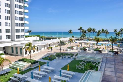 Utsikt över poolen vid Seacoast Suites on Miami Beach eller i närheten