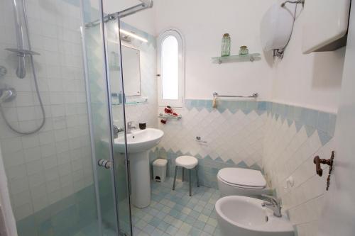 e bagno con lavandino, servizi igienici e doccia. di Isola Bella Sea-view Apartment a Tropea