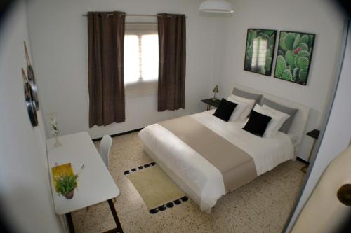 Un pat sau paturi într-o cameră la CASA CALA MAR - TUNERA